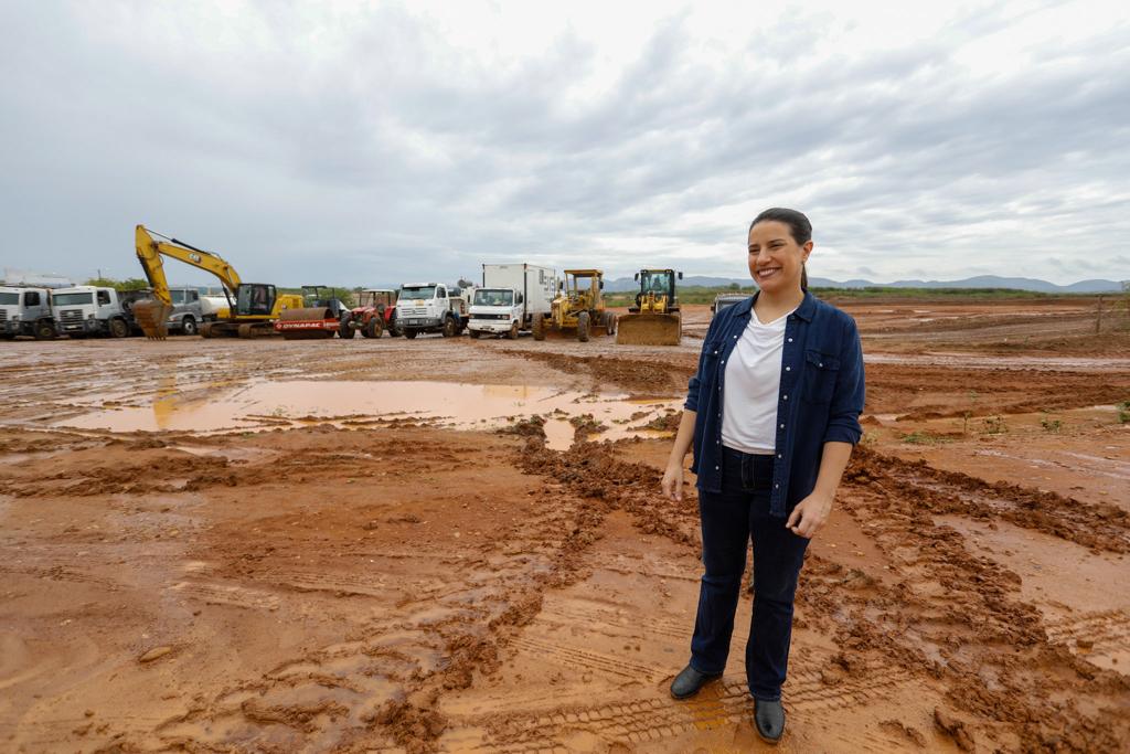 No Sertão do Pajeú, governadora Raquel Lyra vistoria obras de pavimentação da VPE-380, que conta com investimento de 19,1 milhões