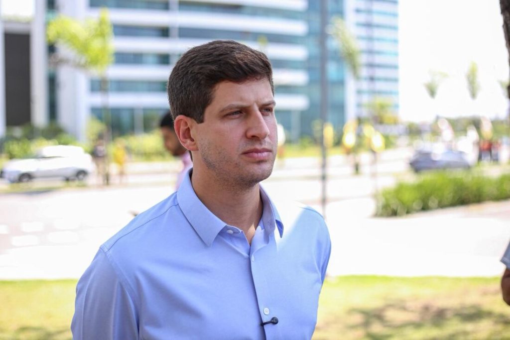João Campos promete duplicar número de vagas do programa PE no Campus, caso eleito